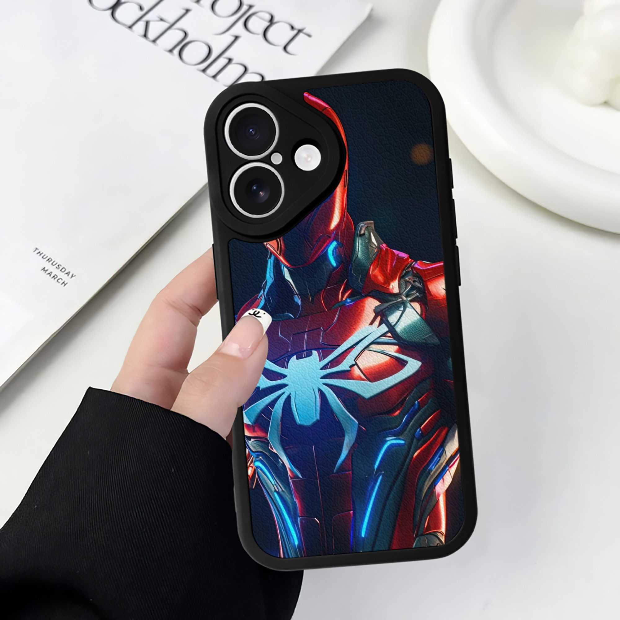 （画像用） Spider Man スパイダーマン 【iPhone 16シリーズ対応】シリコンスマホケース（レザー調） 材質：シリコン